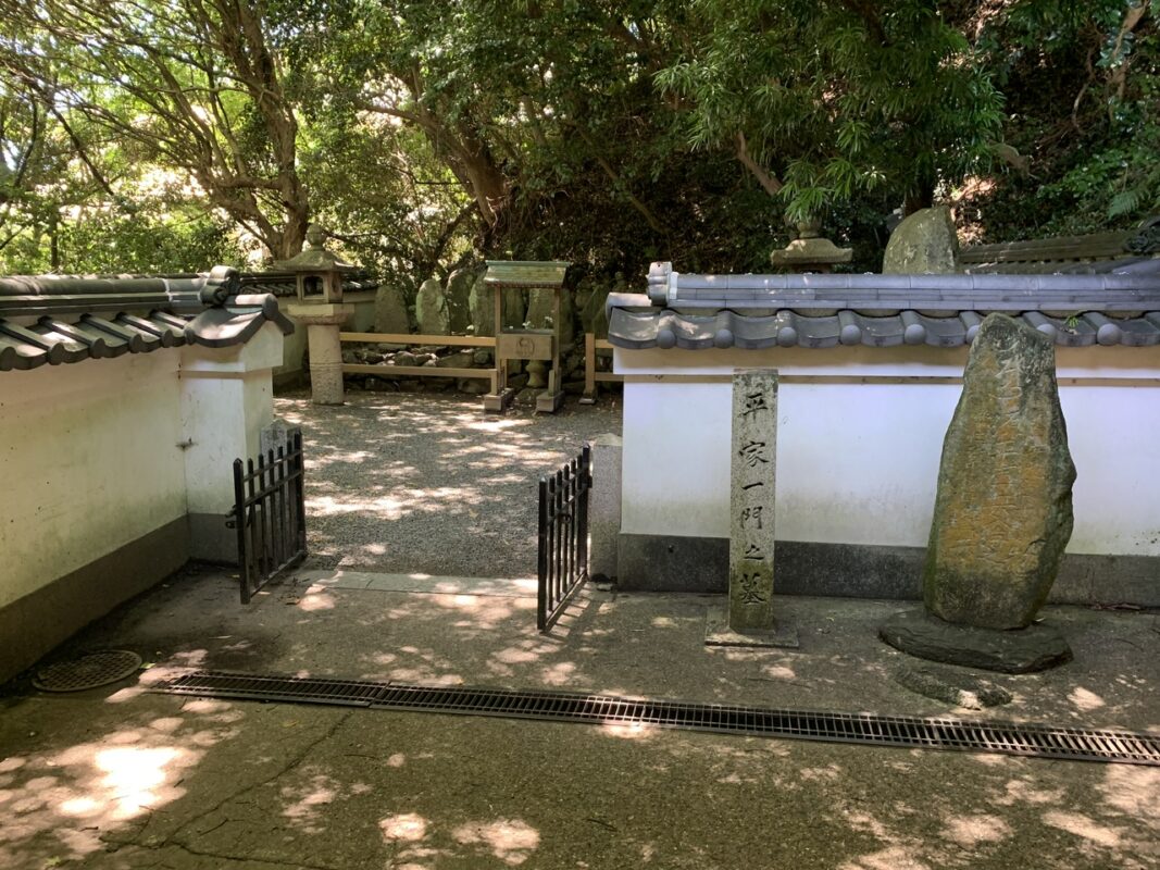 赤間神宮「平家一門の墓」